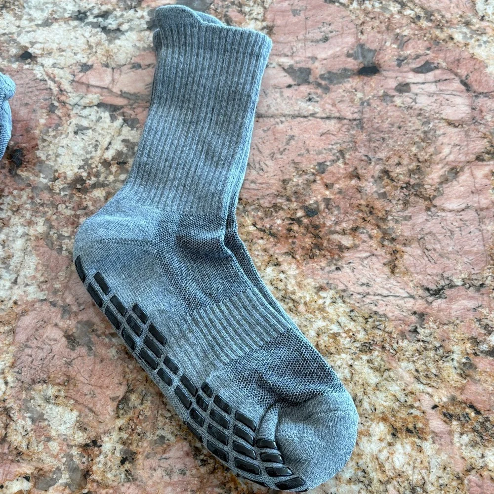 Men's Pembrook Gray Non-Skid Socks 4 pairs Size S/M